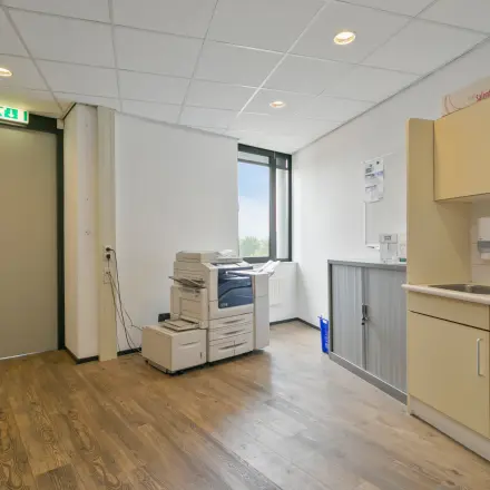 Kantoorruimte met printer en kitchenette op Welbergweg 60 in Hengelo, geschikt voor kantoorruimte huren.