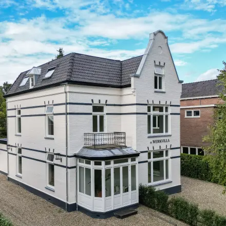 Imposant kantoorpand op Graaf Florislaan 40 te Hilversum met klassieke gevel en ruime voortuin. Ideaal voor kantoorruimte huren. Het statige gebouw biedt tal van mogelijkheden voor diverse zakelijke activiteiten.