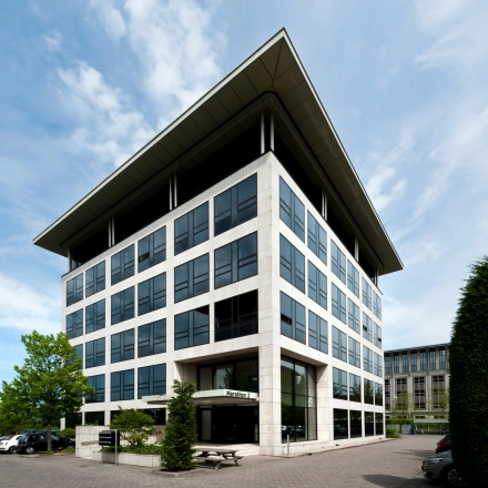 Modern kantoorpand voor verhuur op Marathon 2, Hilversum met strakke architectuur en glazen gevels.
