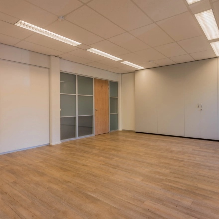 Lege kantoorruimte in het kantoorpand aan de Mozartlaan 25, Hilversum, te huren met een laminaatvloer en inbouwkasten.
