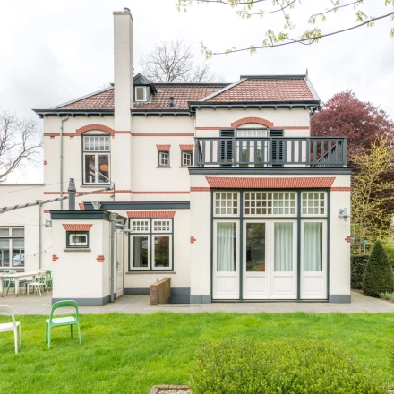 Exterieur van een charmant kantoorpand op Oude Enghweg 8, Hilversum, met goed onderhouden tuin en klassieke architectuur. Ideaal voor kantoorruimte huren in een rustige omgeving.