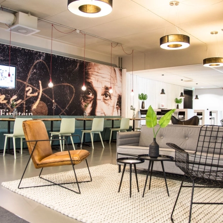 Stijlvolle kantoorruimte op Meidoornkade 22 in Houten, met moderne inrichting en een gezellige zithoek. Perfect voor het huren van een creatieve kantoorpand omgeving.
