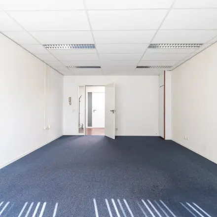 Ruime, lichte kantoorpand op Sandtlaan 36 in Katwijk, met wit plafond en vloerbedekking. Ideaal voor wie kantoorruimte wil huren. De ruimte biedt flexibiliteit voor inrichting naar eigen wensen.