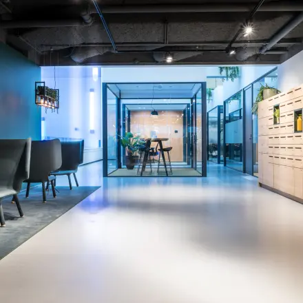 Moderne kantoorruimte in Leiden aan de Bargelaan 200, voorzien van stijlvolle zitplaatsen en een glazen vergaderruimte. Ideaal voor wie een kantoorpand in een inspirerende omgeving wil huren.