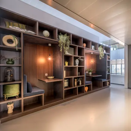 Moderne kantoorruimte te huur aan Bargelaan 200 in Leiden, met stijlvolle nissen voor flexwerken en decoratieve accenten in het kantoorpand.
