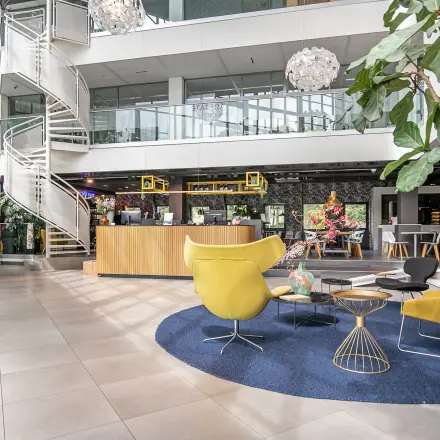 Moderne kantoorruimte huren bij Kanaalpark 140 in Leiden met stijlvolle meubels en open werkvloeren, ideaal voor zakelijke bijeenkomsten.