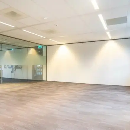 Kantoorruimte huren in een modern kantoorpand aan Kanaalpark 140, Leiden, met heldere verlichting en grote ramen.