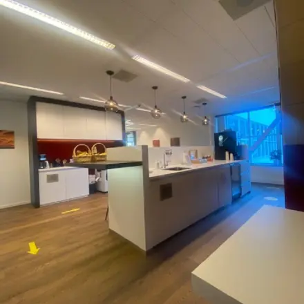 Moderne kantoorruimte huren met een stijlvolle pantry en strak interieur op Mendelweg 30, Leiden.