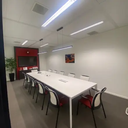 Vergaderruimte in een kantoorpand aan Mendelweg 30, Leiden, met een lange tafel en stoelen, geschikt voor kantoorruimte huren.