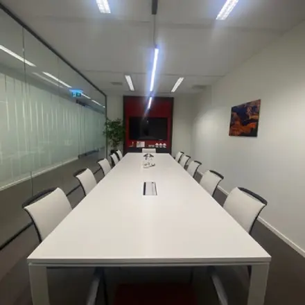 Moderne kantoorruimte huren aan Mendelweg 30 in Leiden, voorzien van een lange vergadertafel met stoelen en glazen wanden die een eigentijdse sfeer bieden.