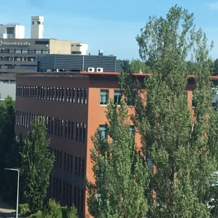 Modern kantoorpand aan de Mendelweg 30 in Leiden met veel ramen en omringend groen.