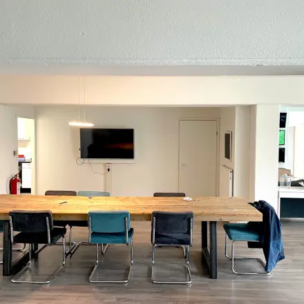 Moderne kantoorruimte huren in Maastricht op Wilhelminasingel 44-46 met een stijlvolle vergadertafel en comfortabele stoelen, ideaal voor creatieve brainstormsessies.