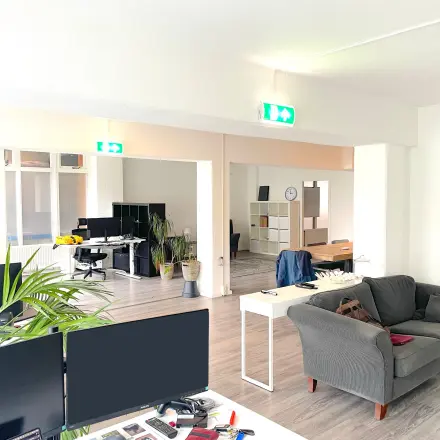 Heldere kantoorruimte op Wilhelminasingel 44-46 in Maastricht. Het kantoorpand is voorzien van werkplekken met moderne bureaus, zitgedeelte en planten. Ideaal om als kantoor te huren.