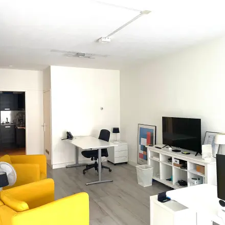 Kantoorruimte huren op Wilhelminasingel 44-46 in Maastricht met lichte vloer en gele fauteuils. Voorzien van bureau en kast, ideaal voor creatief werk of ontmoeting.