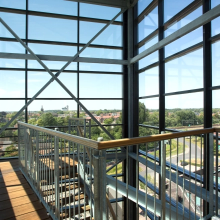 Modern kantoorpand op Blankenstein 400 in Meppel met grote ramen en uitzicht op de omgeving. Ideaal voor wie kantoorruimte wil huren met veel natuurlijk licht.