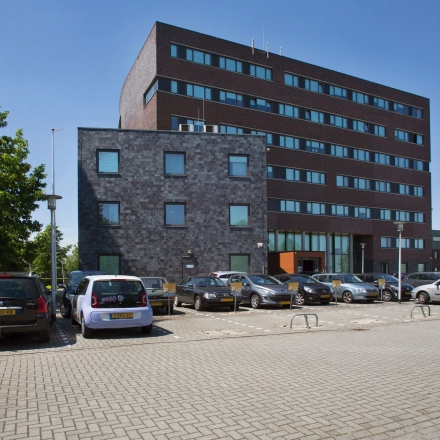 Het kantoorpand aan Blankenstein 400 in Meppel met parkeerplaatsen aan de voorkant, ideaal als je kantoren wilt huren.