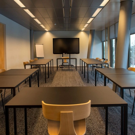 Moderne kantoorruimte te huur in Meppel, Blankenstein 400, met ruime werkplekken en technische voorzieningen, ideaal voor vergaderingen.