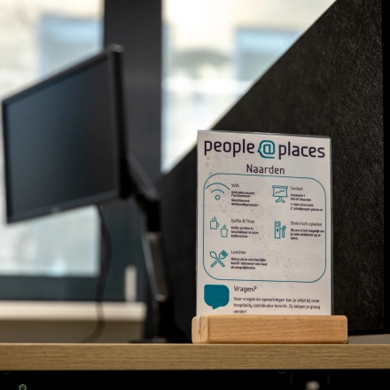 Moderne kantoorruimte huren in Naarden aan het Gooimeer 1, met een strakke werkplek en monitoren op houten bureaus. Inspirerende omgeving voor professionele activiteiten.