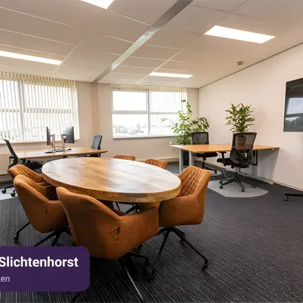 Ruime kantoorruimte op Patroonstraat 13, Nijkerk, met moderne meubels, een grote tafel en bureaus. Ideaal om te huren voor kleine teams. Grote ramen zorgen voor veel licht in het kantoorpand.