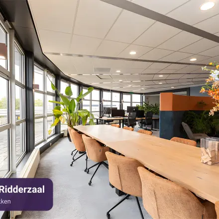 Grote, lichte kantoorruimte aan de Patroonstraat 13, Nijkerk, met moderne inrichting en lange tafel voor vergaderingen. Ideaal om kantoorruimte te huren voor zakelijke activiteiten.
