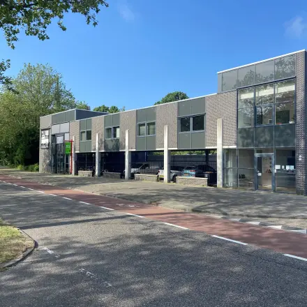 Modern kantoorpand aan de Abdis van Thornstraat 74 in Oosterhout Nb, met strakke architectuur en ruime parkeerplaatsen aan de voorzijde voor bedrijven die kantoorruimte willen huren.