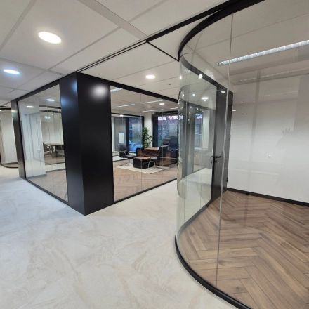 Modern kantoorpand op JC van Markenlaan 3 in Rijswijk met glazen wanden en houten vloer. Ideale plek voor wie kantoorruimte huren overweegt.