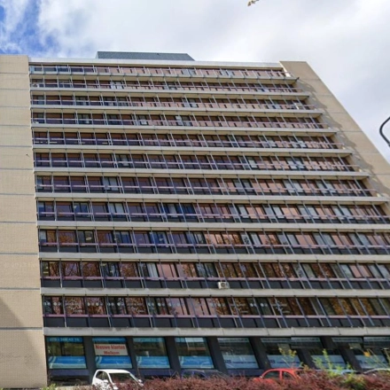 Kantoorpand gelegen op JC van Markenlaan 3 in Rijswijk, met moderne glazen gevel en parkeerplaatsen voor de deur. Ideaal voor wie kantoorruimte wil huren in een goed bereikbare omgeving.