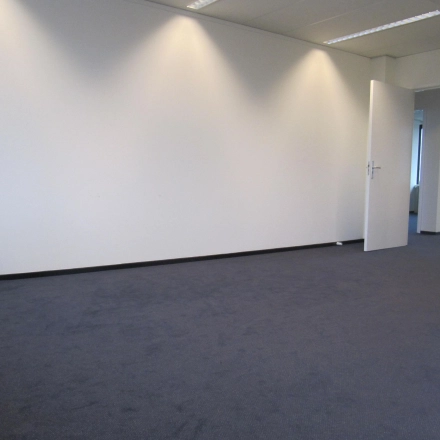 Leeg interieur van een kantoorpand op JC van Markenlaan 3 in Rijswijk, geschikt voor het huren van kantoorruimte.