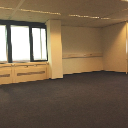 Lege kantoorruimte te huur op JC van Markenlaan 3, Rijswijk, met grote ramen en een moderne uitstraling.