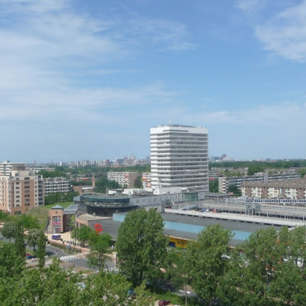 Uitzicht op het kantoorpand aan de J.C. van Markenlaan 3 in Rijswijk, met omliggende gebouwen en veel groen. Ideaal voor kantoorruimte huren met goede bereikbaarheid.