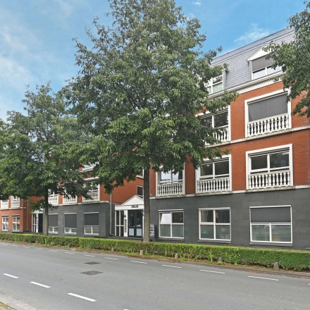 Kantoorpand aan de Laan van Vredenoord 17-19 in Rijswijk, geschikt voor kantoorruimte huren, met bakstenen gevel en ruime ramen.