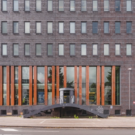 Modern kantoorpand aan Laan van Zuid Hoorn 70, Rijswijk, met strakke gevel en veel ramen. Ideaal voor kantoorruimte huren.