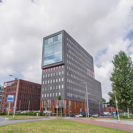 Modern kantoorpand aan de Laan van Zuid Hoorn 70 in Rijswijk, ideaal voor bedrijven die kantoorruimte willen huren. Het gebouw biedt een eigentijdse uitstraling met grote ramen en een goede bereikbaarheid.