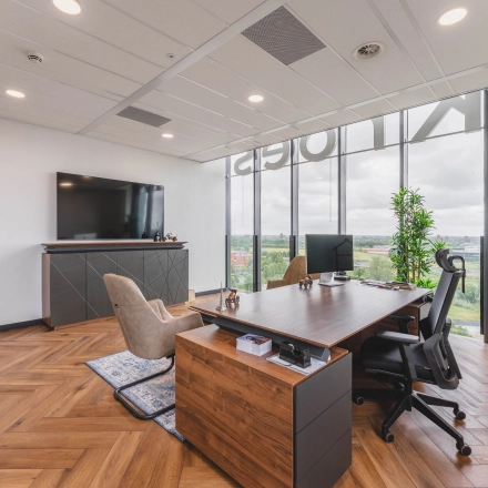 Moderne kantoorruimte huren op Laan van Zuid Hoorn 70, Rijswijk, met gestyled interieur, houten vloer en natuurlijk licht via grote ramen.