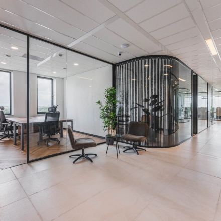 Moderne kantoorruimte op Laan van Zuid Hoorn 70, Rijswijk, met glazen wanden en een gemeubileerd interieur, geschikt voor werkvergaderingen. Ideaal voor kantoorruimte huren met stijlvolle uitstraling.
