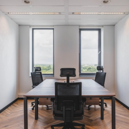 Kantoorruimte huren in Rijswijk met vier bureaus en stoelen, gelegen aan de Laan van Zuid Hoorn 70, geschikt voor een productief kantooromgeving.
