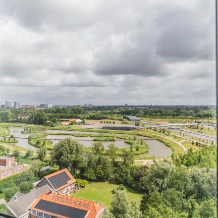 Uitzicht vanuit het kantoor op het groene landschap in Rijswijk bij Laan van Zuid Hoorn 70.