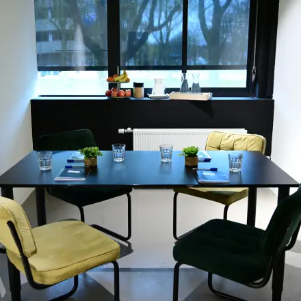 Moderne vergaderruimte met een strakke tafel en comfortabele stoelen, klaar voor gebruik. Perfect voor kantoorruimte huren in Rijswijk aan de Volmerlaan 7.
