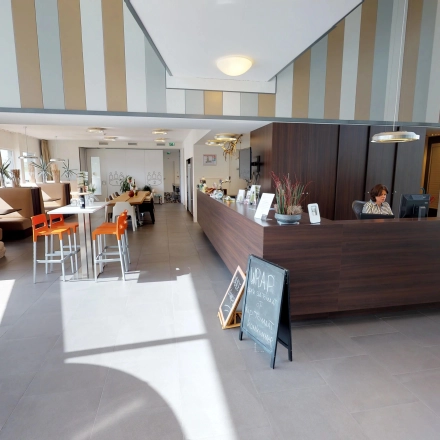 Ruime en gemeubileerde kantoorruimte in Roermond met een moderne receptie en veel lichtinval. Ideaal voor wie een kantoorpand wil huren op Boven de Wolfskuil 3.