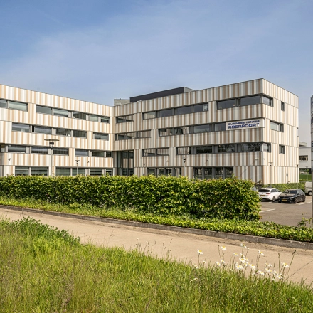 Kantoorpand op Boven de Wolfskuil 3 in Roermond, met meerdere verdiepingen en een moderne uitstraling, beschikbaar voor kantoorruimte huren.