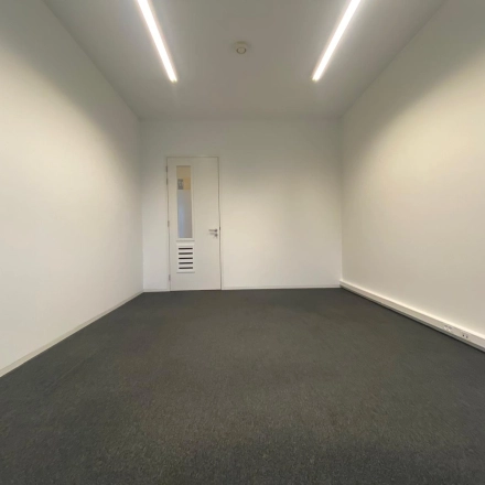 Leeg kantoorpand op Boven de Wolfskuil 3, Roermond zonder meubels, geschikt voor kantoorruimte huren of aanpassing naar eigen wens.