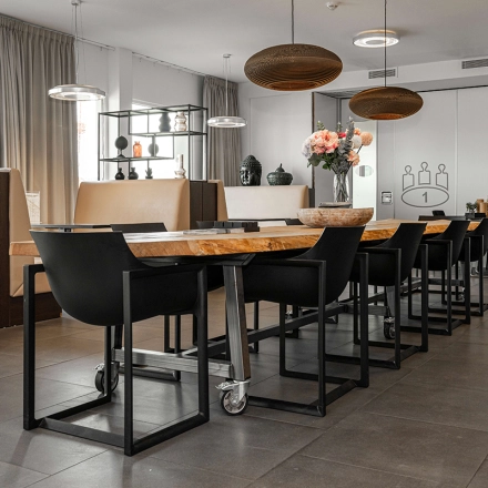 Moderne kantoorruimte in een kantoorpand op Boven de Wolfskuil 3, Roermond, met stijlvolle tafels en stoelen, ideaal voor wie kantoorruimte wil huren.