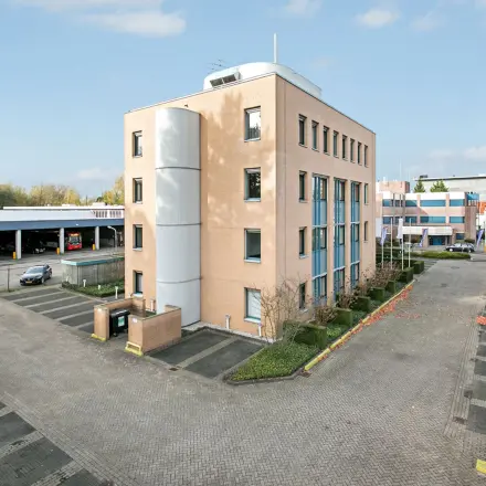Exterieur van kantoorpand op Laan van Brabant 70-86, Roosendaal, met parkeerplaats en toegang tot meerdere kantoren.