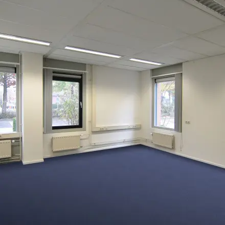 Kantoorruimte huren op Laan van Brabant 70-86 in Roosendaal, met neutrale wanden en drie ramen voor natuurlijk licht.