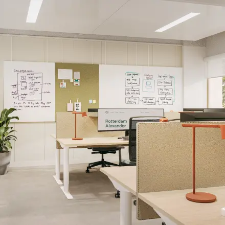 Moderne kantoorruimte huren aan Marten Meesweg 101 in Rotterdam Alexander, met werkplekken voorzien van bureaus, stoelen en computers, nabij grote ramen voor natuurlijk licht.