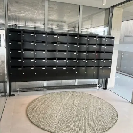 Ingang van kantoorpand op Bahialaan 100 in Rotterdam Brainpark met een rij postvakken en een ronde vloermat, ideaal voor kantoorruimte huren.