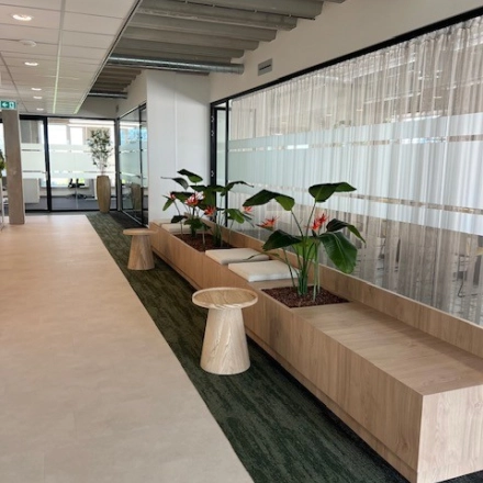 Moderne kantoorruimte huren in Rotterdam Brainpark aan de Bahialaan 100 met strakke houten elementen en groene planten voor een frisse uitstraling.
