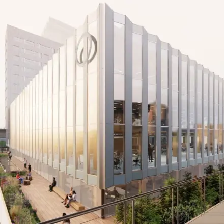Moderne kantoorruimte op Coolsingel 75 in Rotterdam Centrum met een glanzende façade en meerdere verdiepingen, ideaal voor bedrijven die een stijlvolle kantoorpand willen huren.