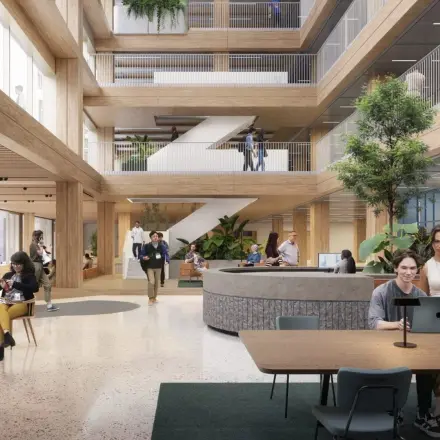 Moderne kantoorruimte op Coolsingel 75, Rotterdam Centrum met meerdere verdiepingen. Mensen werken en ontspannen in een ruime en groene omgeving met houten elementen.