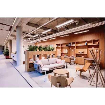 Moderne kantoorruimte te huur op Hoogstraat 185 in Rotterdam Centrum met een stijlvolle inrichting, comfortabele meubels en goede verlichting.